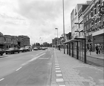 855914 Gezicht over de noordzijde van het Vredenburg te Utrecht, met rechts de haltes van de stadsbussen met abri's.